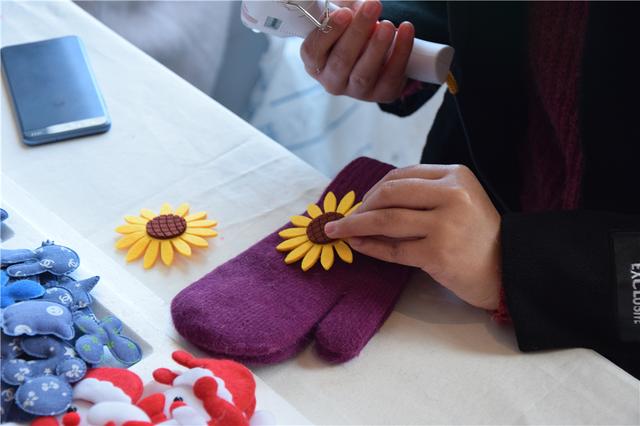 “手”護(hù)溫暖——銀基譽(yù)府花樣手套DIY活動(dòng)暖心開(kāi)啟